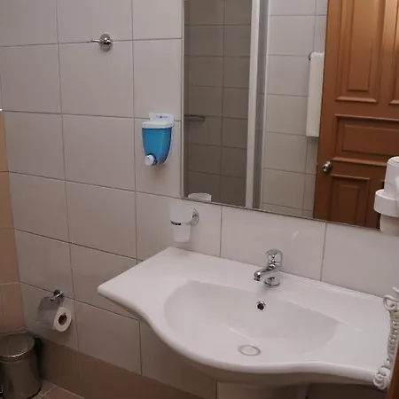 Gunes House מלון 2*