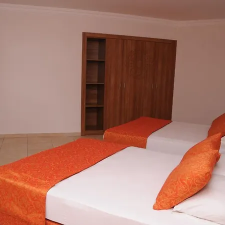 Gunes House מלון 2*